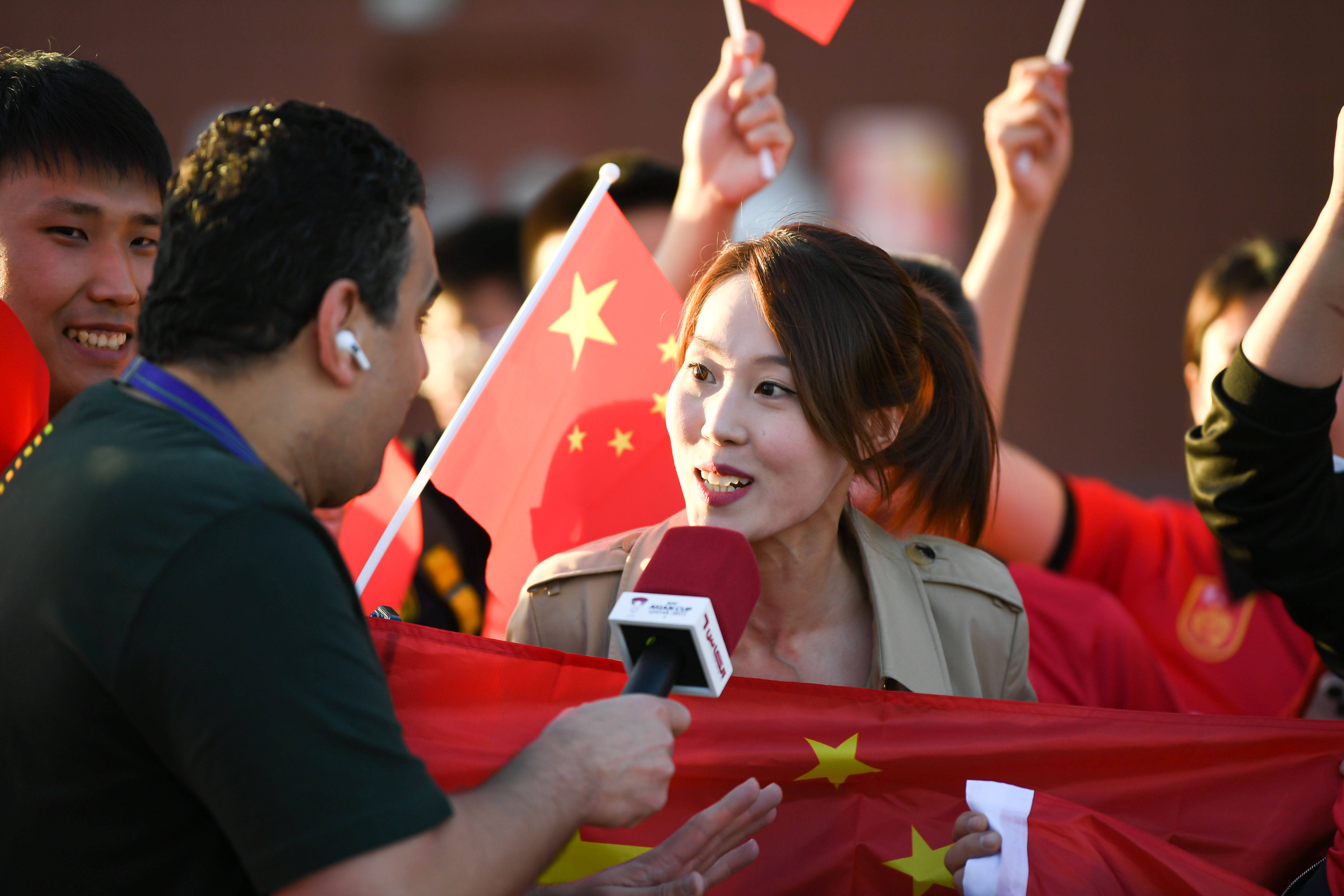 现场火爆:球迷热情支持下的疯狂场面的简单介绍 现场火爆:球迷热情支持下的疯狂场面的简单介绍